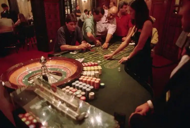 Antarmuka aplikasi mobile mega99 menampilkan meja live blackjack dengan dealer profesional dan opsi pembayaran lokal