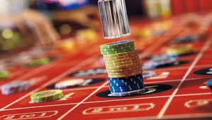 Studio live baccarat mega99 dengan dealer profesional dan meja kartu berkualitas tinggi